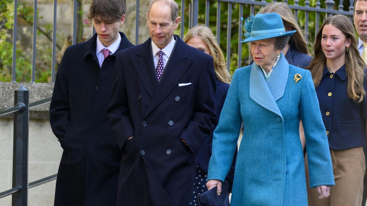 Prinzessin Anne und Prinz Edward laufen gemeinsam zur Kapelle