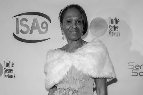 Dee Freeman posiert auf dem roten Teppich