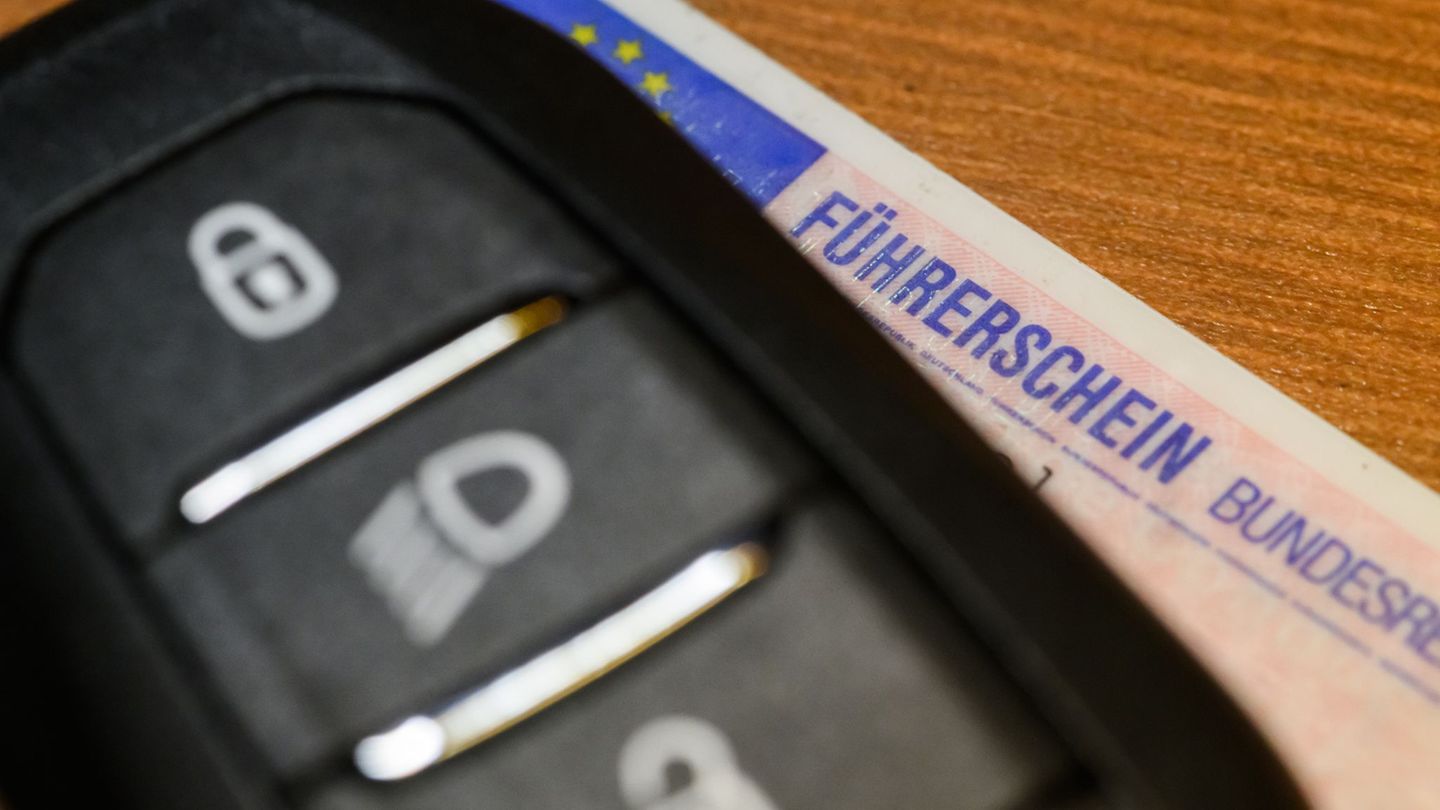 Der 20-Jährige musste seinen Führerschein abgeben. (Symbolbild) Foto: Robert Michael/dpa