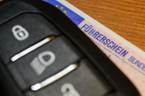 Der 20-Jährige musste seinen Führerschein abgeben. (Symbolbild) Foto: Robert Michael/dpa