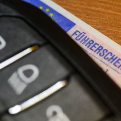 Der 20-Jährige musste seinen Führerschein abgeben. (Symbolbild) Foto: Robert Michael/dpa