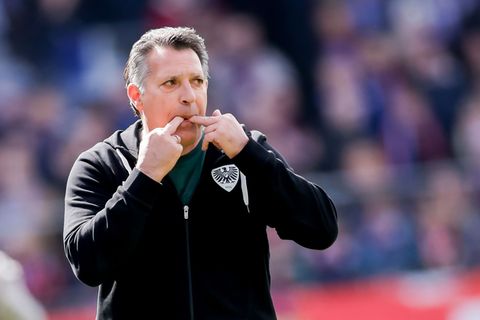 Der neue Preußen-Trainer Alois Schwartz bei seinem Pflichtspieldebüt in Kiel. Foto: Philipp Szyza/dpa