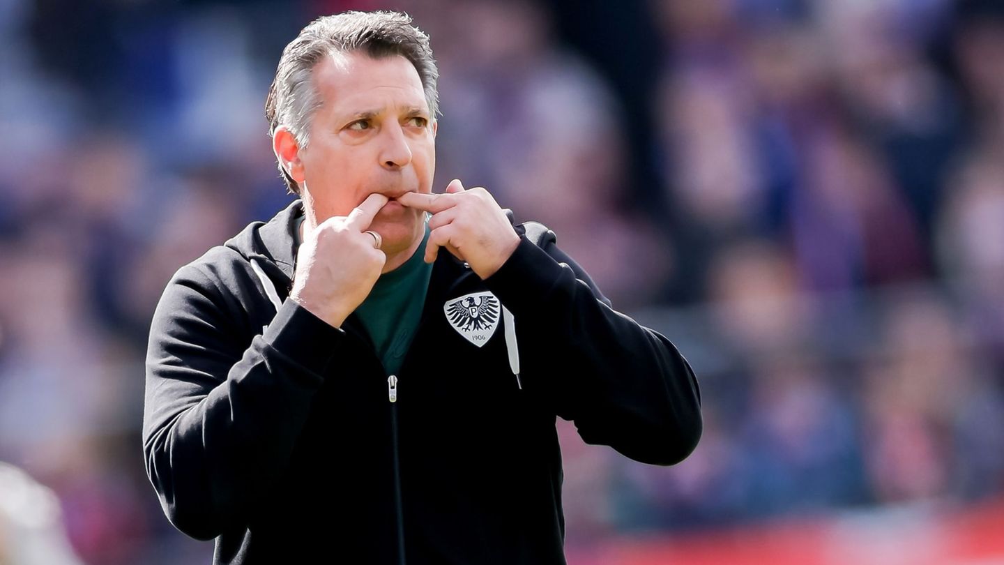 Der neue Preußen-Trainer Alois Schwartz bei seinem Pflichtspieldebüt in Kiel. Foto: Philipp Szyza/dpa