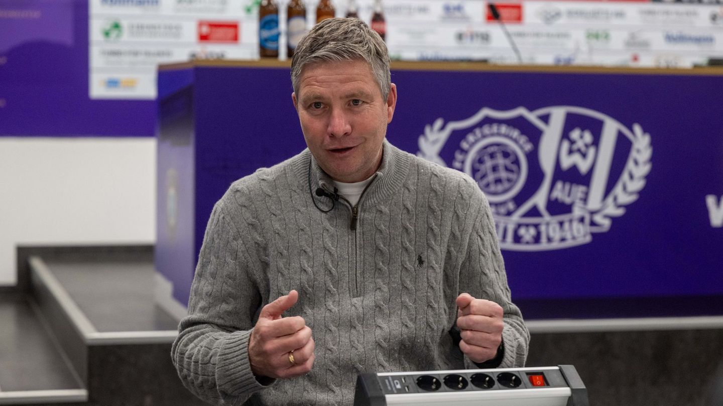 Michael Tarnat, Sport-Geschäftsführer von Erzgebirge Aue, legte sein Am nieder. Auch der Cheftrainer ist weg. (Archivbild) Foto: