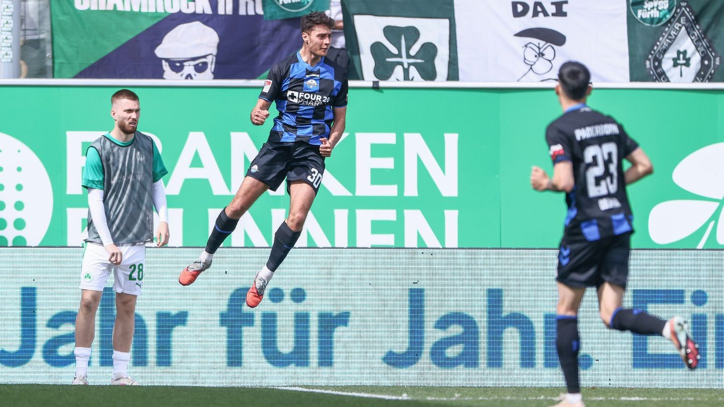 Paderborns Stürmer Stefano Marino bejubelt mit einem Sprung in die Luft sein Führungstor. Foto: Daniel Löb/dpa