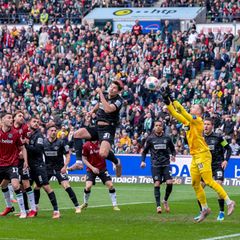 War oft gefordert: Elversbergs Torwart Nicolas Kristof (2.v.r.). Foto: David Inderlied/dpa