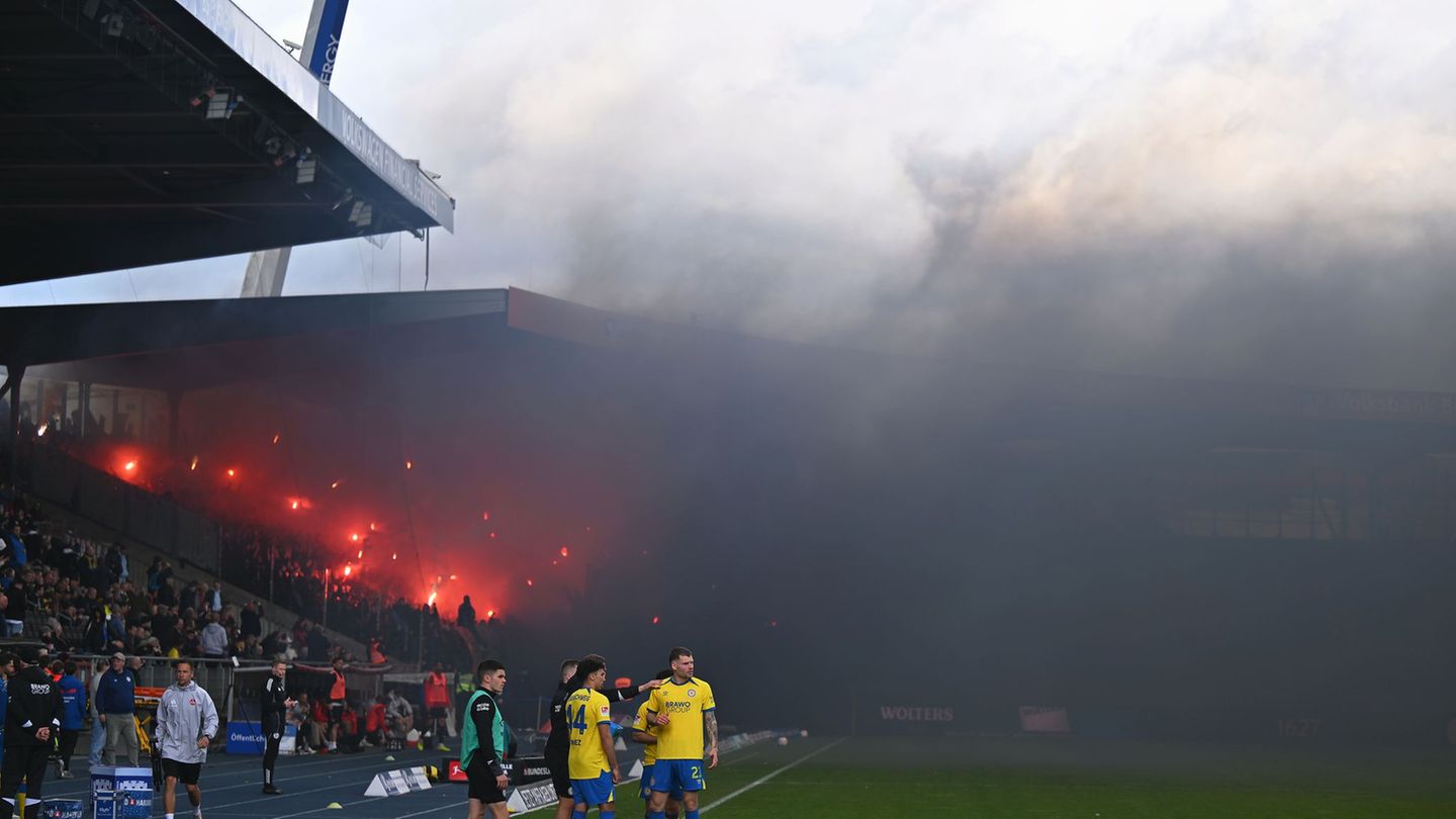 Kurz nach der Pause wurde das Spiel in Braunschweig unterbrochen. Foto: Swen Pförtner/dpa