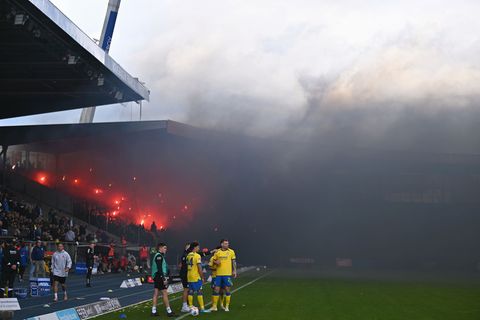 Kurz nach der Pause wurde das Spiel in Braunschweig unterbrochen. Foto: Swen Pförtner/dpa