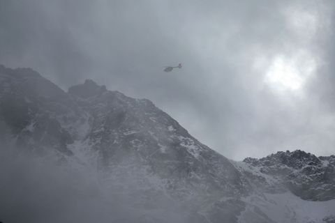 Bei dichtem Nebel muss ein Helikopter Skifahrer vom Berg holen. (Symboldbild) Foto: Karl-Josef Hildenbrand/dpa
