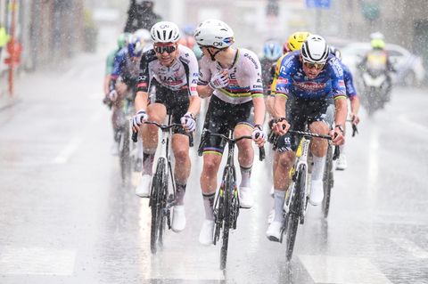 Pogacar (M) ließ sich auch vom Platzregen nicht stoppen. Foto: David Pintens/Belga/dpa