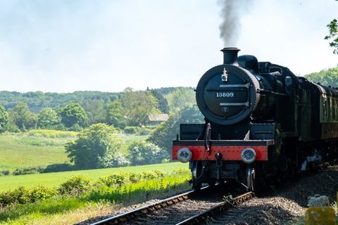 Einer der Züge von North Norfolk Railway an einem sonnigen Tag im Mai.