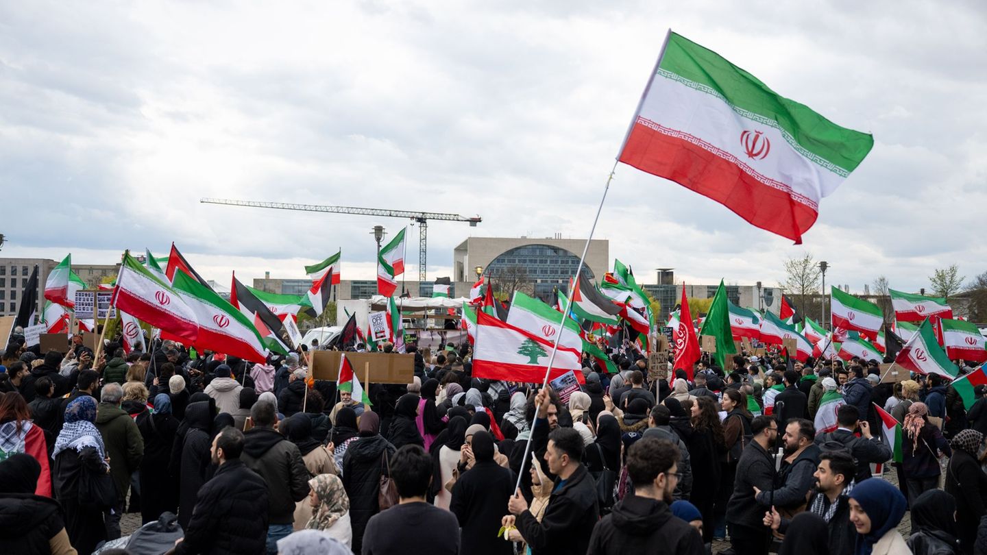 Bei der Demo im Regierungsviertel waren viele iranische Flaggen zu sehen. Foto: Christophe Gateau/dpa
