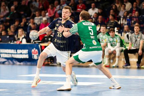 Moritz Sauter (l) und der HSV Hamburg waren in Minden zu Gast. (Archivbild) Foto: Frank Molter/dpa