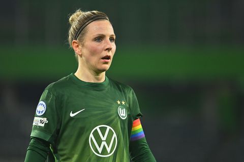 Im Finale nach hart umkämpftem Pokalspiel: Wolfsburg und Flügelstürmerin Svenja Huth. (Archivbild) Foto: Swen Pförtner/dpa