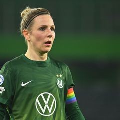 Im Finale nach hart umkämpftem Pokalspiel: Wolfsburg und Flügelstürmerin Svenja Huth. (Archivbild) Foto: Swen Pförtner/dpa