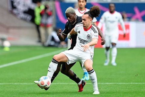 Der 1. FC Köln um Ragnar Ache (l) hatte gegen Eintracht Frankfurt um Arthur Theate früh im Spiel eine Topchance. Foto: Uwe Anspa