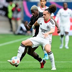 Der 1. FC Köln um Ragnar Ache (l) hatte gegen Eintracht Frankfurt um Arthur Theate früh im Spiel eine Topchance. Foto: Uwe Anspa