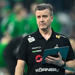 Dresdens Cheftrainer Alexander Waibl darf sich über einen Sieg freuen (Archivbild). Foto: Uwe Anspach/dpa