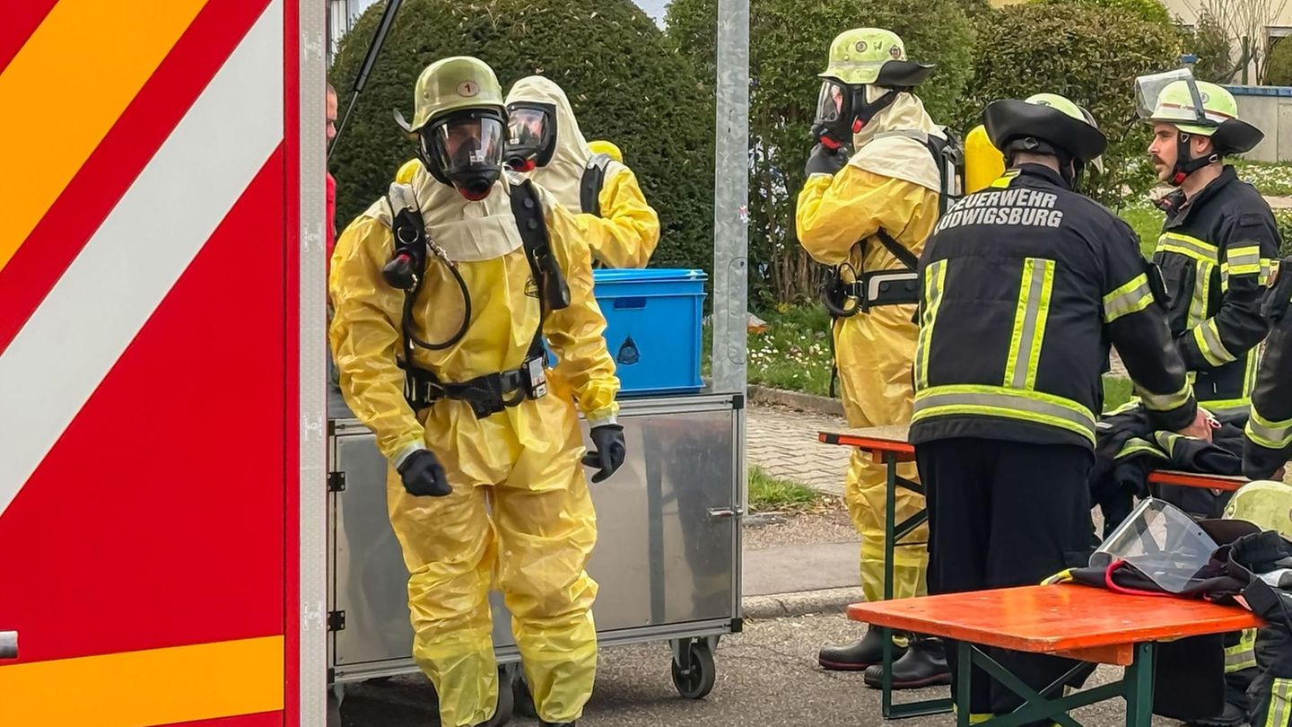 Die Feuerwehr untersuchte den mutmaßlichen Polonium-Fund in teilweise in Schutzanzügen