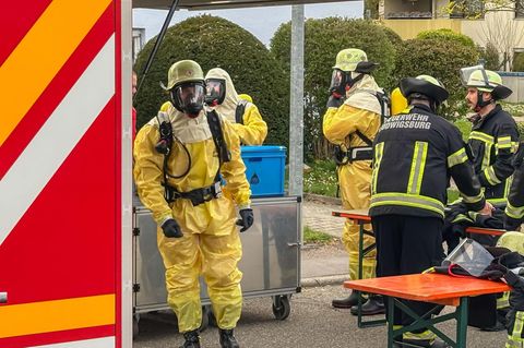 Die Feuerwehr untersuchte den mutmaßlichen Polonium-Fund in teilweise in Schutzanzügen