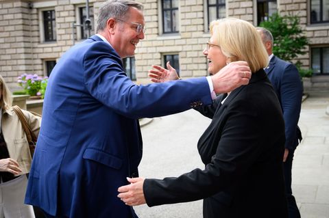 Bei einem Currywurstessen mit Rehlinger (r) gab es für den Veganer Schweitzer (l) einst eine fleischlose Variante. (Archivbild)