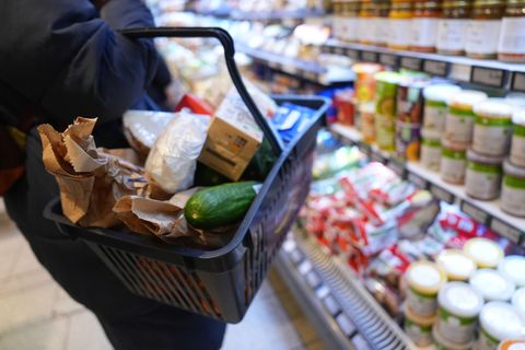 Für Lebensmittel müssen Verbraucher derzeit deutlich tiefer in die Tasche greifen als im Jahr 2020. Foto: Marcus Brandt/dpa