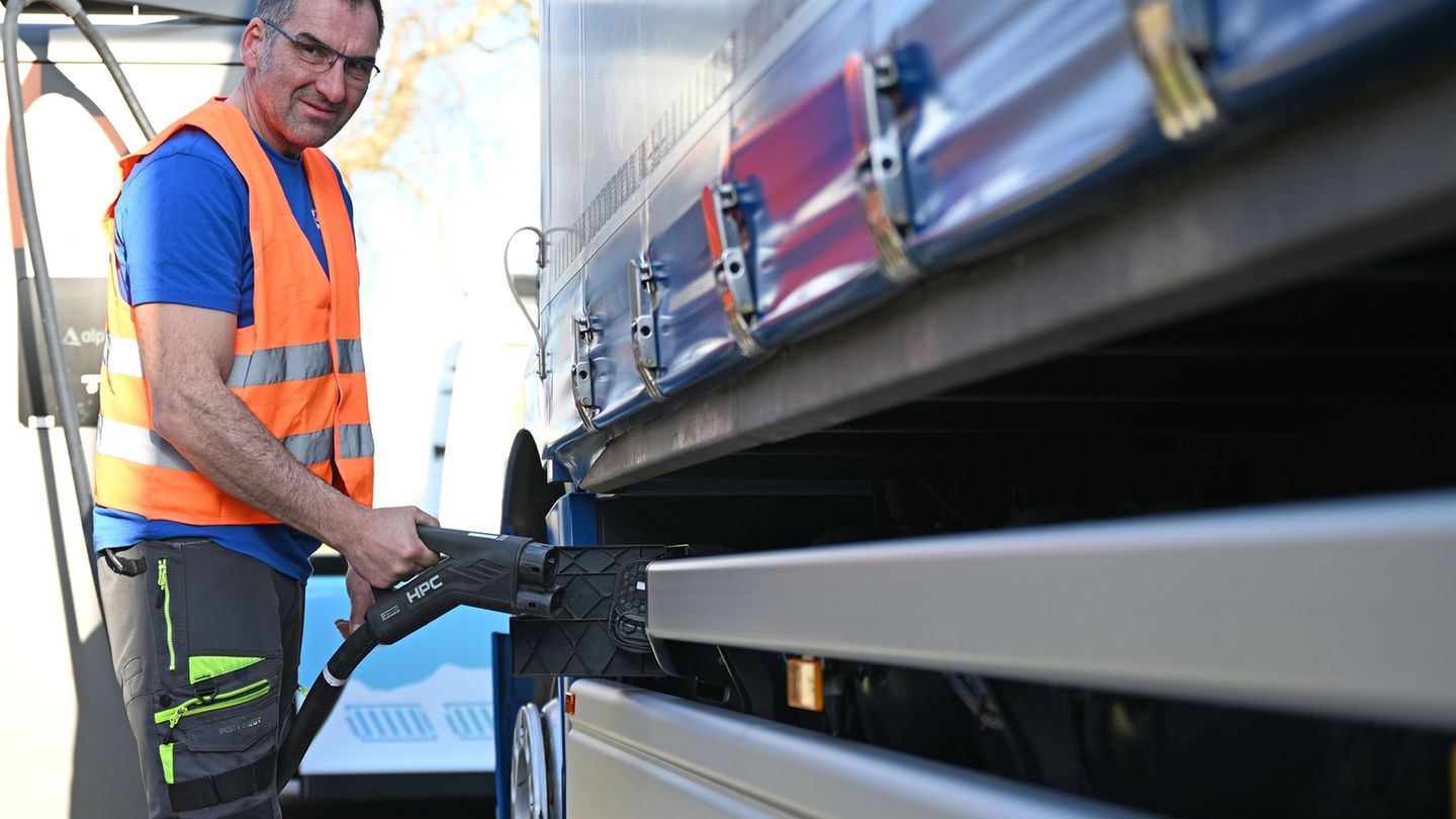 Lastwagenfahrer Michael Grimm lädt seinen E-Lkw auf dem Gelände der WP Spedition in Zwickau. Foto: David Hammersen/dpa