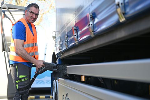 Lastwagenfahrer Michael Grimm lädt seinen E-Lkw auf dem Gelände der WP Spedition in Zwickau. Foto: David Hammersen/dpa