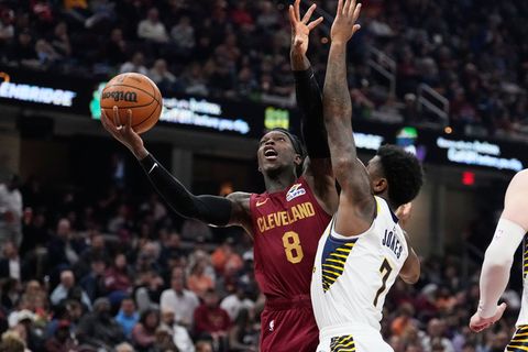 Dennis Schröder (l.) kam für Cleveland auf sechs Punkte. Foto: Sue Ogrocki/AP/dpa