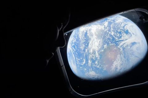 Kommandant Reid Wiseman blickt während der „Artemis 2“-Mission auf dem Weg zum Mond auf die Erde