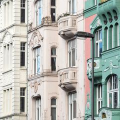 Wohngebäude stehen an einer Straße