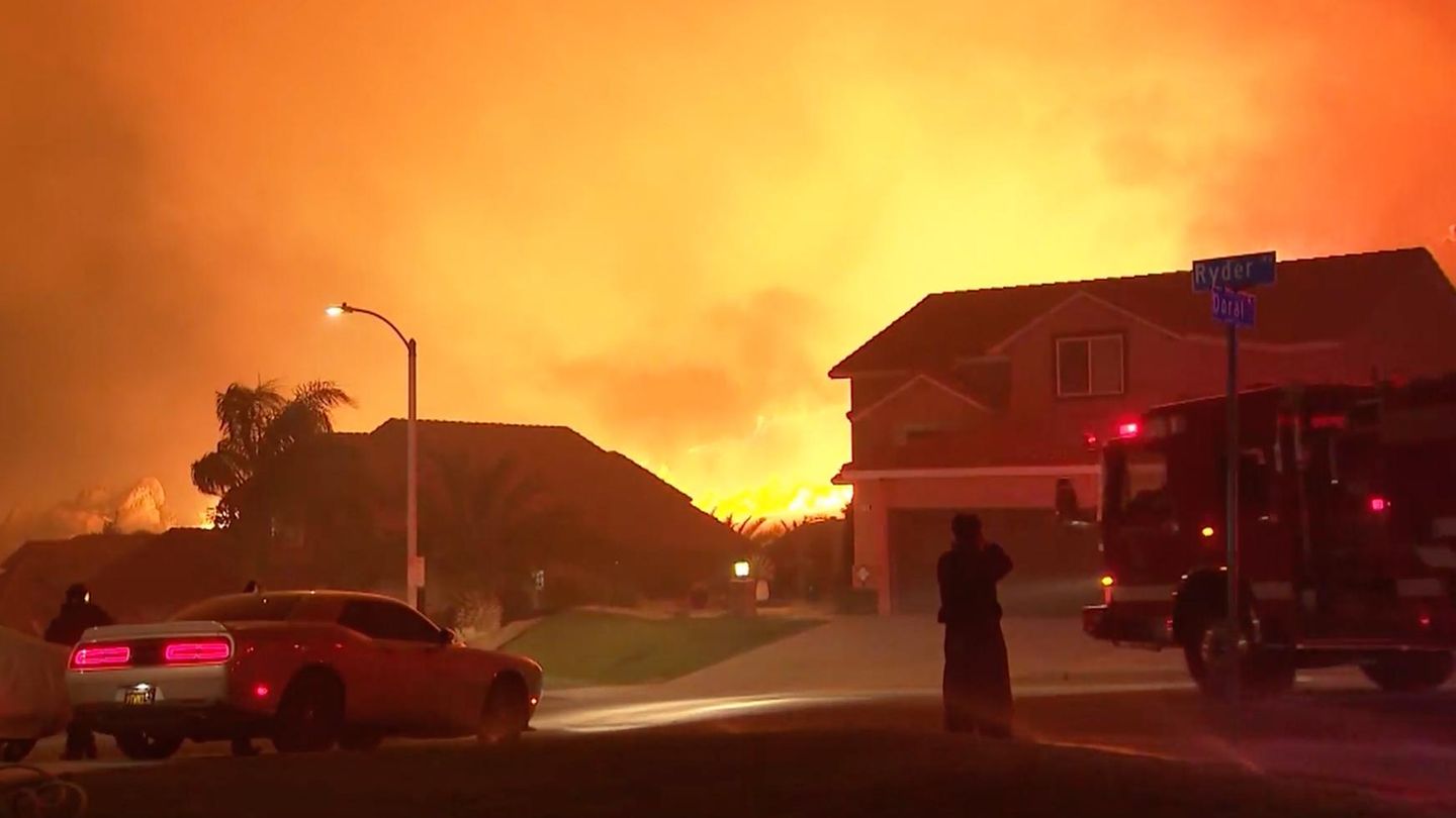 Kalifornien: Waldbrände im Großraum Los Angeles bedrohen erste Wohngebiete