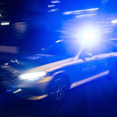 Die Polizei kann einen Fahrer, der ohne Licht unterwegs war, erst nach 100 Kilometern stoppen. (Symbolbild) Foto: Marijan Murat/