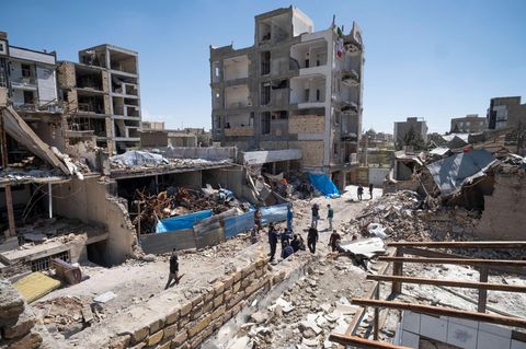 Ein durch ein Luftangriff zerstörtes Gebäude in Teheran (Archivbild)
