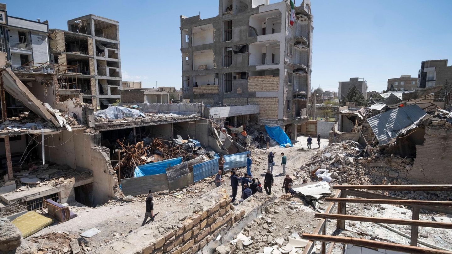 Ein durch ein Luftangriff zerstörtes Gebäude in Teheran (Archivbild)