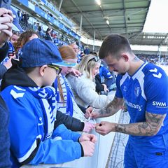 Nach seinem Doppelpack gegen Bochum waren Mateusz Zukowskis Autogramme gefragt. Foto: Swen Pförtner/dpa