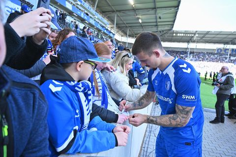 Nach seinem Doppelpack gegen Bochum waren Mateusz Zukowskis Autogramme gefragt. Foto: Swen Pförtner/dpa