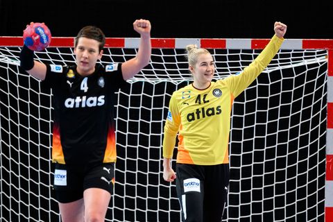 Alina Grijseels und Torhüterin Katharina Filter sind zum Abschluss der EM-Qualifikation dabei. (Archivbild) Foto: Marco Wolf/dpa