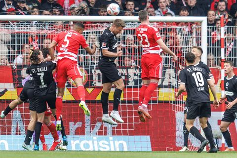 Ilic (M) traf endlich an der Alten Försterei. Foto: Andreas Gora/dpa