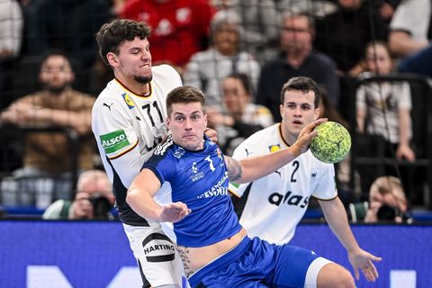 Der isländische Nationalspieler Viggo Kristjansson (M) wechselt im Sommer 2027 nach Flensburg. (Archivbild) Foto: Harry Langer/d