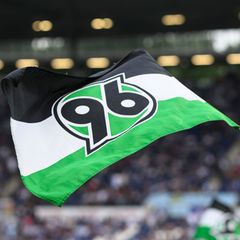 Hannover 96 berichtet über einen Rassismus-Vorfall beim Spiel seines Regionalliga-Teams. (Archivbild) Foto: Swen Pförtner/dpa
