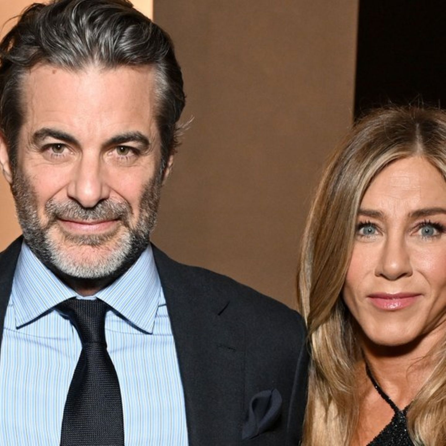 Jim Curtis und Jennifer Aniston machten ihre Liebe im Herbst 2025 öffentlich