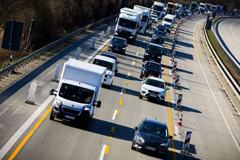 Vor allem in Baustellenbereichen kann es zum Ende der Osterferien in Niedersachsen und Bremen zu Staus kommen. (Symbolbild) Foto