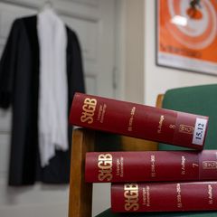 Bislang zwingt das Land Richter gesetzlich mit spätestens 67 Jahren in den Ruhestand. (Symbolbild) Foto: Monika Skolimowska/dpa