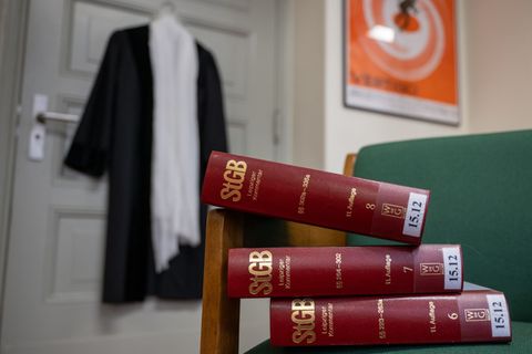 Bislang zwingt das Land Richter gesetzlich mit spätestens 67 Jahren in den Ruhestand. (Symbolbild) Foto: Monika Skolimowska/dpa