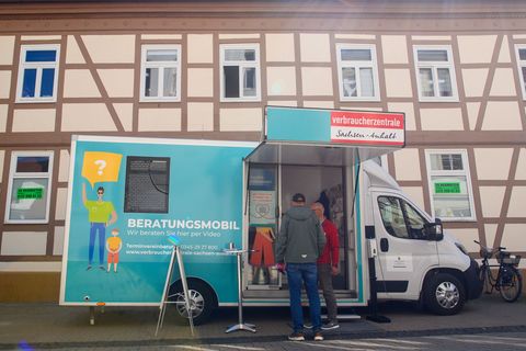 Das Beratungsmobil der Verbraucherzentrale Sachsen-Anhalt erwartet im April seinen 1.000. Ratsuchenden. (Archivbild) Foto: Klaus