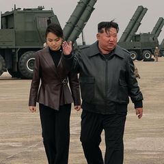 Kim Jong-un, Nordkoreas Diktator, und seine Tochter, die laut Südkoreas Geheimdienst die Machthaberin in spe ist (Archivfoto)