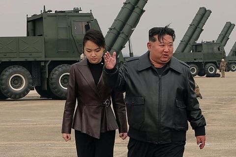 Kim Jong-un, Nordkoreas Diktator, und seine Tochter, die laut Südkoreas Geheimdienst die Machthaberin in spe ist (Archivfoto)