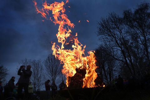 Ein Osterfeuer hat einen Brandherd an einer Scheune ausgelöst. (Symboldbild) Foto: Karl-Josef Hildenbrand/dpa