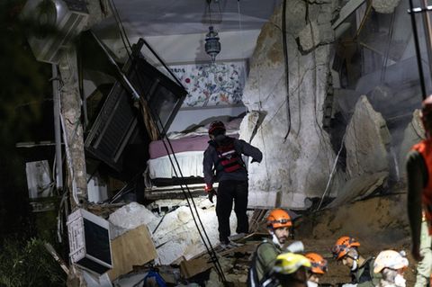 Rettungskräfte suchen in Haifa nach Verschütteten